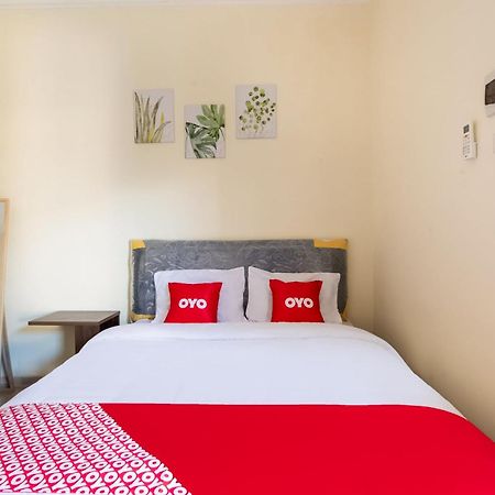 Oyo Life 3398 Griya Rm 19 Syariah Hotel Surabaia Exterior foto