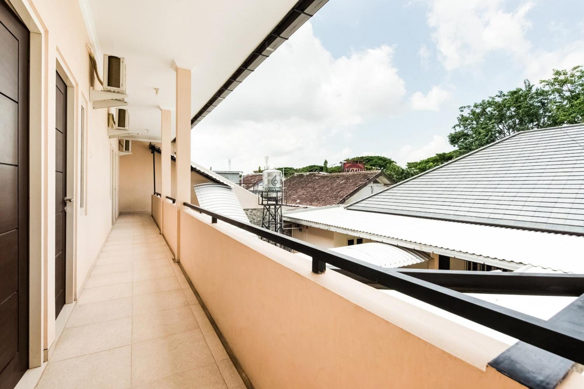 Oyo Life 3398 Griya Rm 19 Syariah Hotel Surabaia Exterior foto