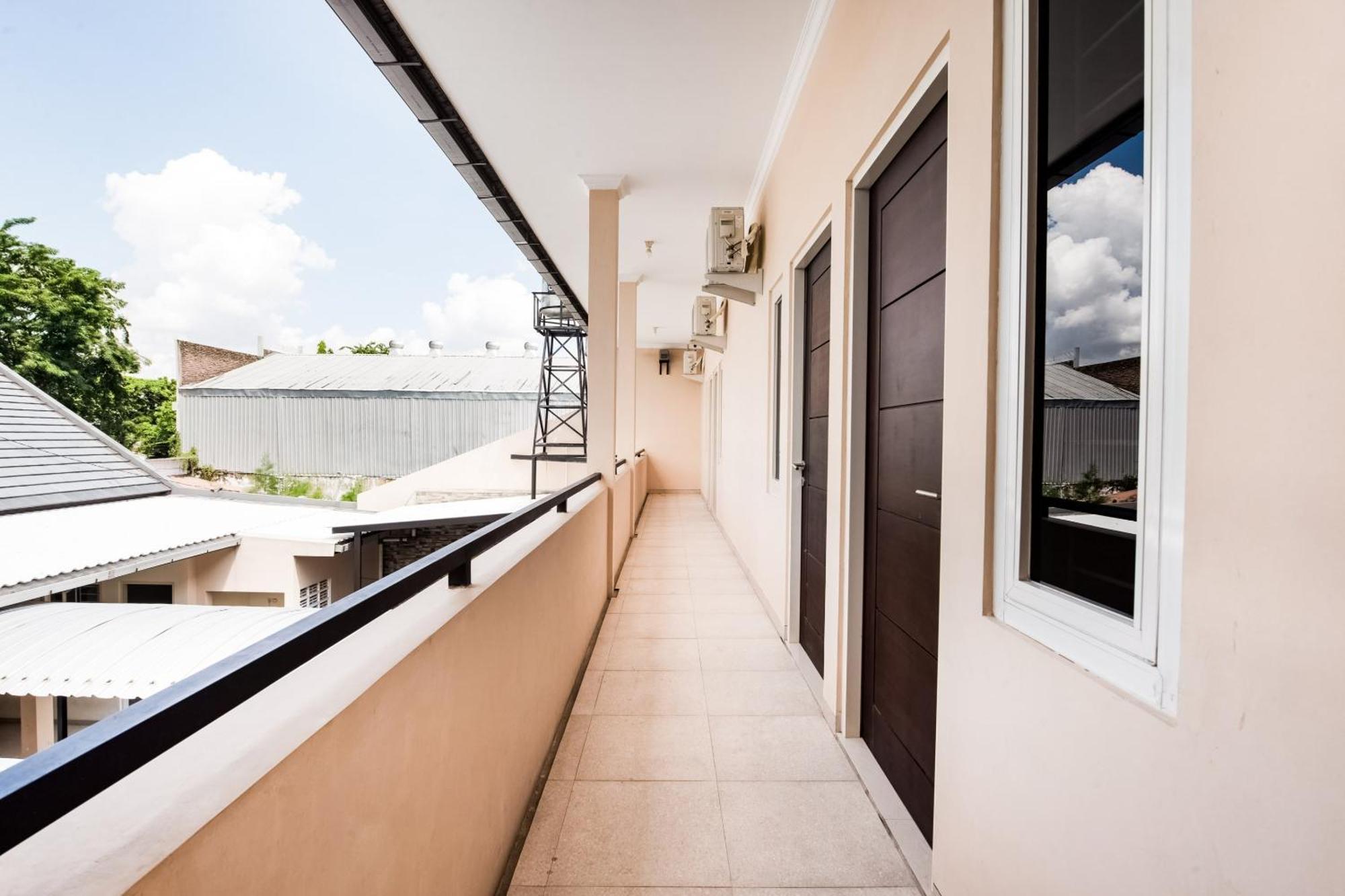 Oyo Life 3398 Griya Rm 19 Syariah Hotel Surabaia Exterior foto