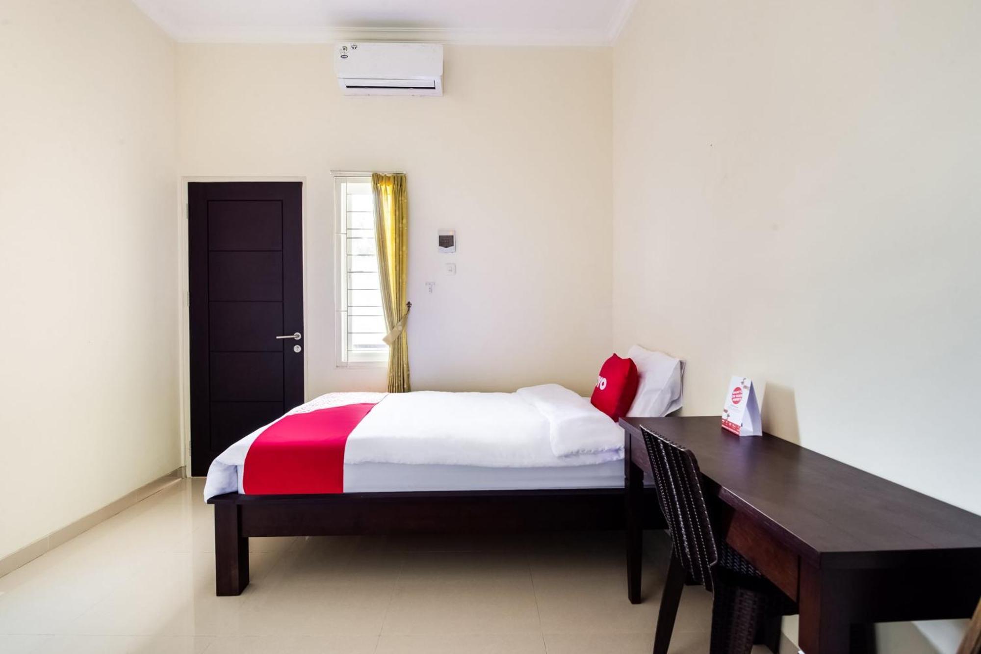 Oyo Life 3398 Griya Rm 19 Syariah Hotel Surabaia Exterior foto