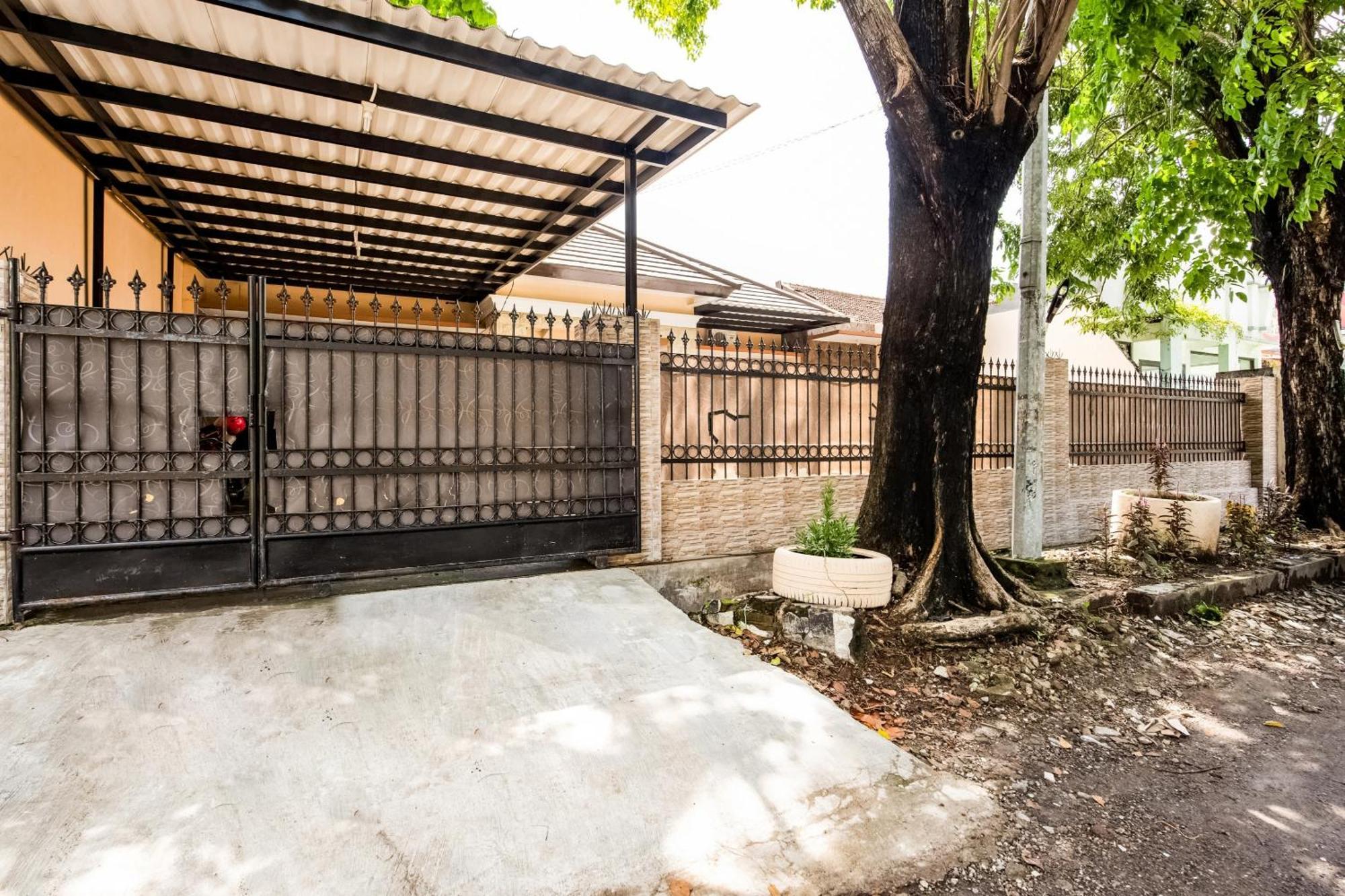 Oyo Life 3398 Griya Rm 19 Syariah Hotel Surabaia Exterior foto